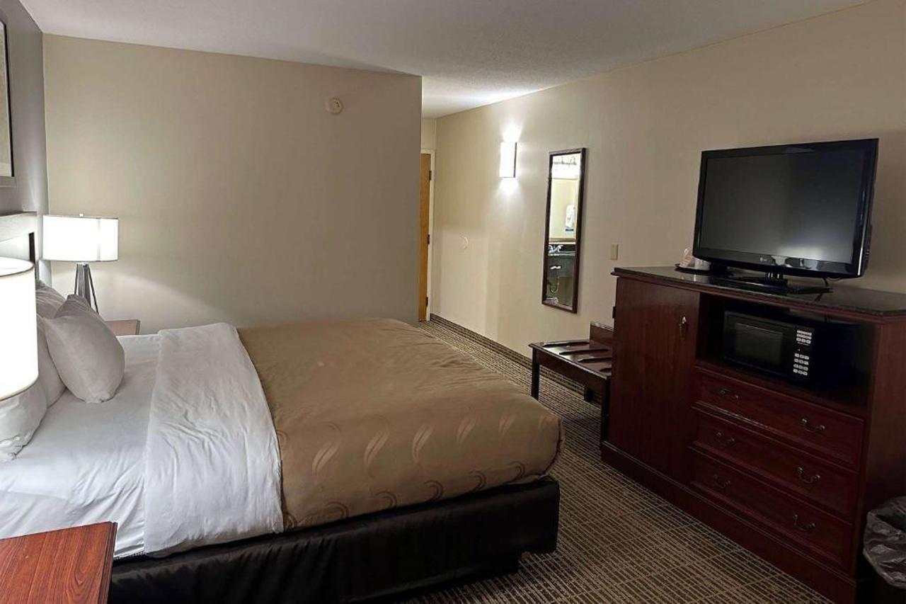 Hotel Baymont By Wyndham South Bend Near Notre Dame Exterior foto