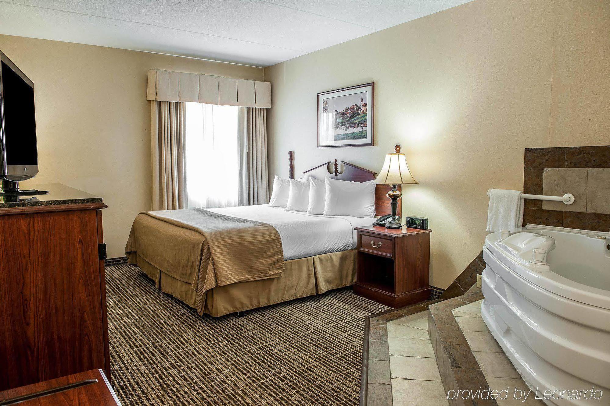 Hotel Baymont By Wyndham South Bend Near Notre Dame Exterior foto