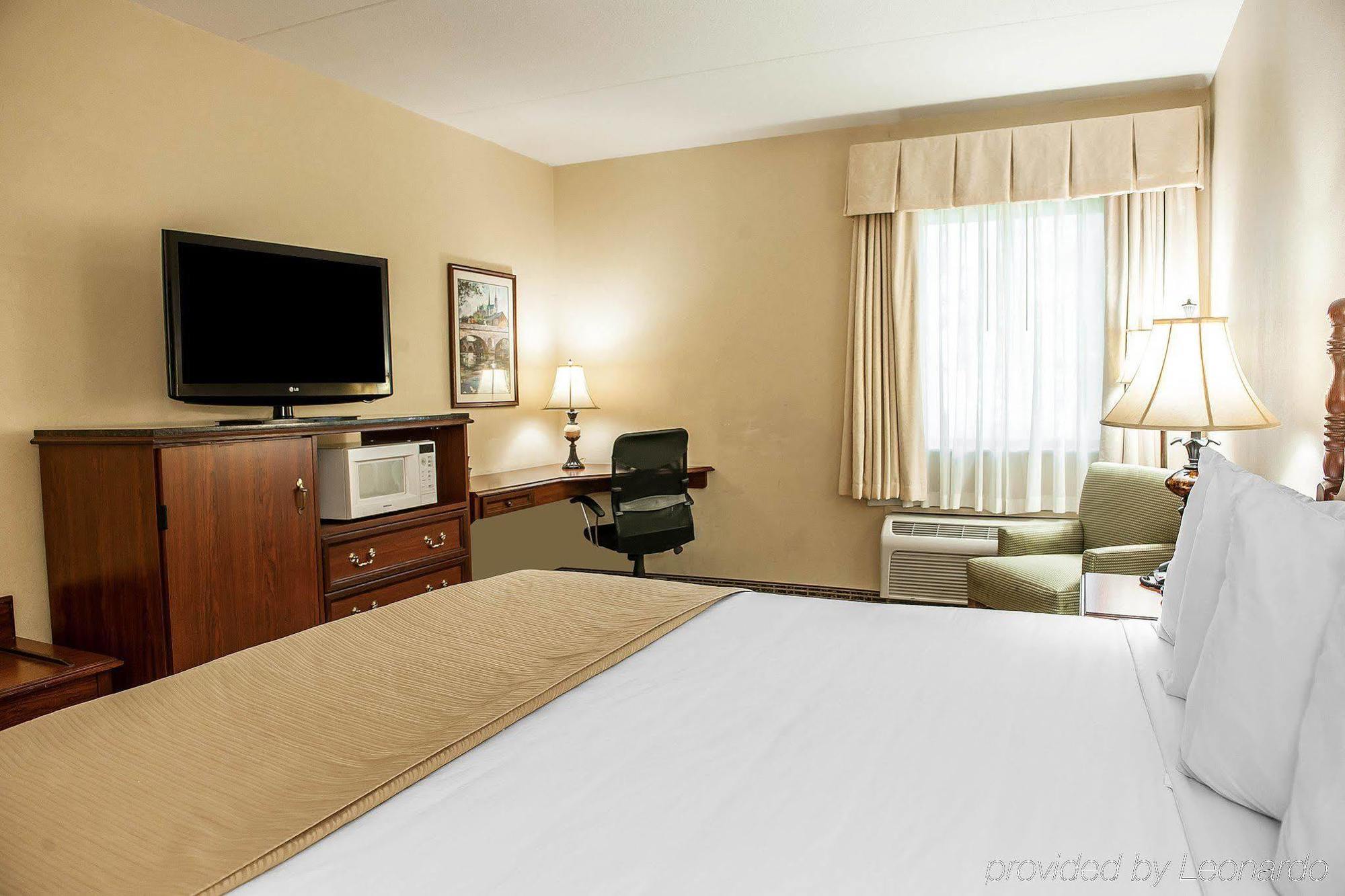 Hotel Baymont By Wyndham South Bend Near Notre Dame Exterior foto