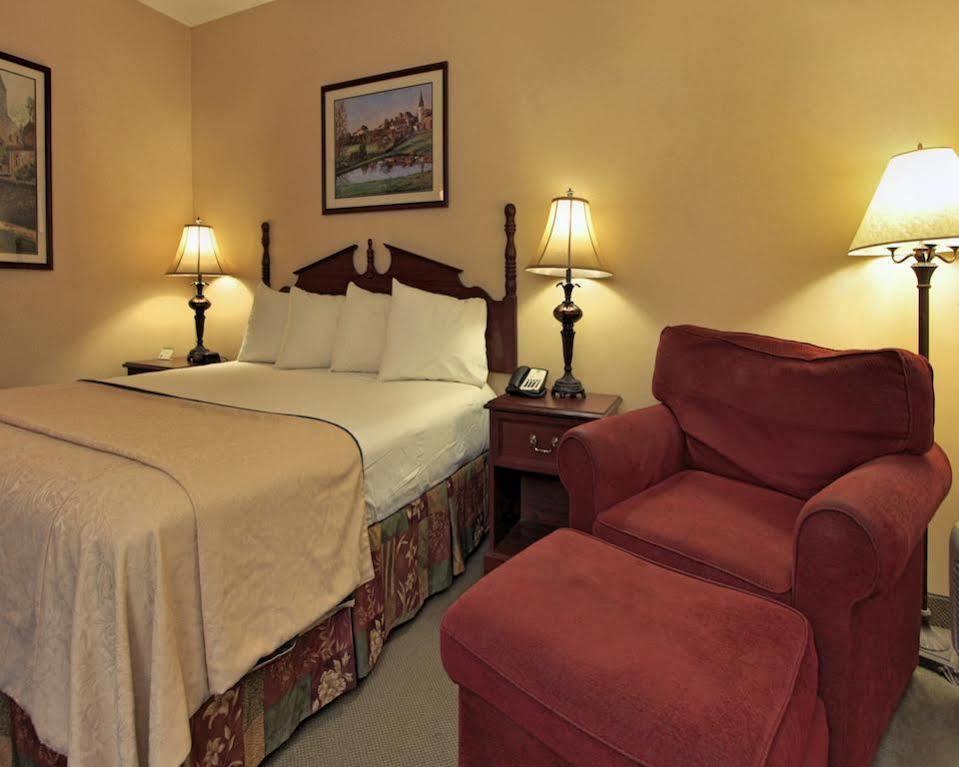 Hotel Baymont By Wyndham South Bend Near Notre Dame Exterior foto
